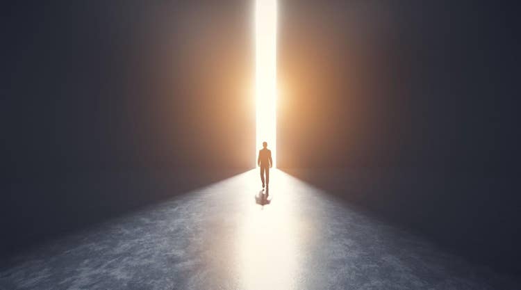 Puertas con luz en la oscuridad